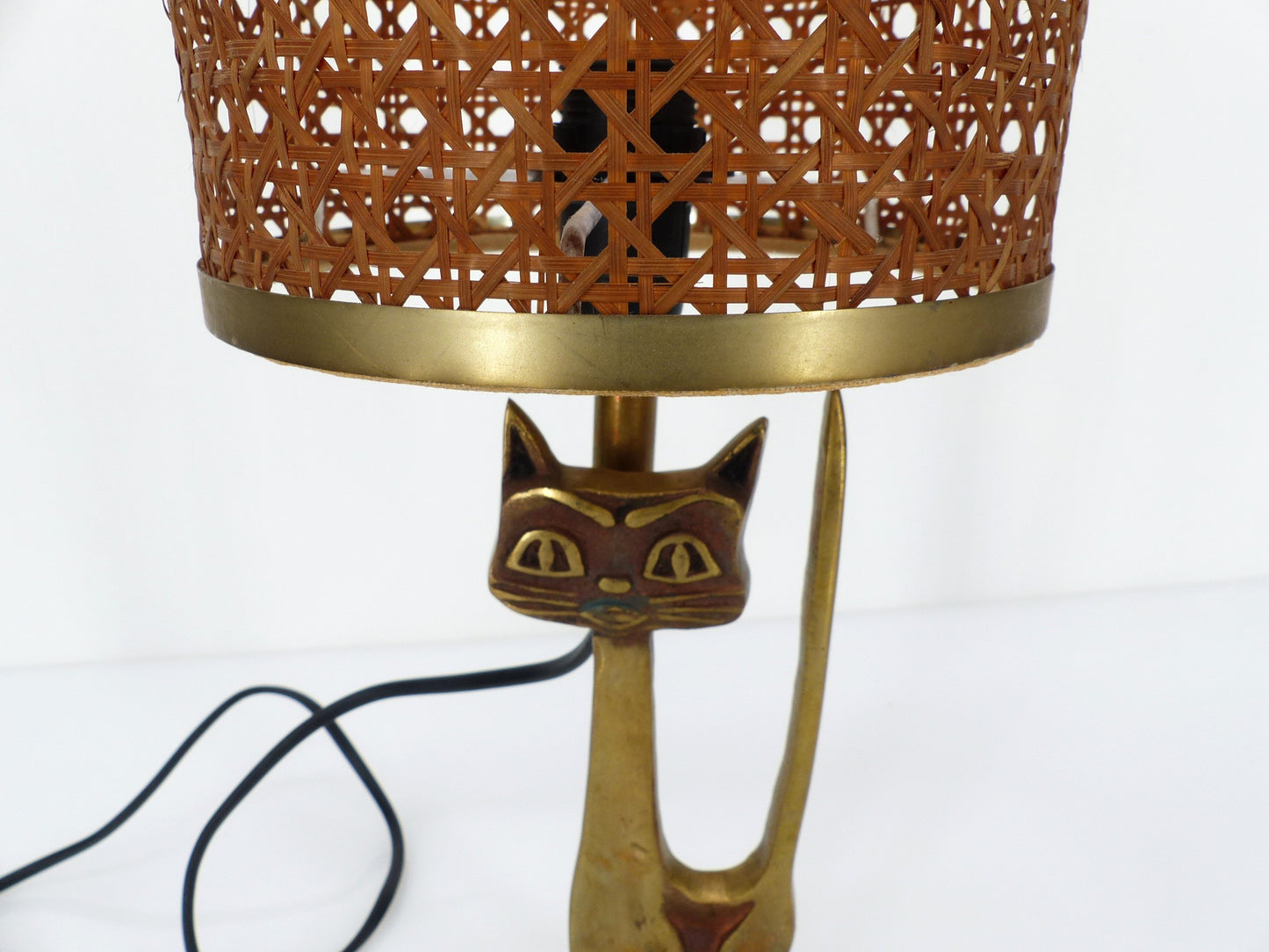 Lampe de table vintage chat en laiton doré et abat-jour en cannage