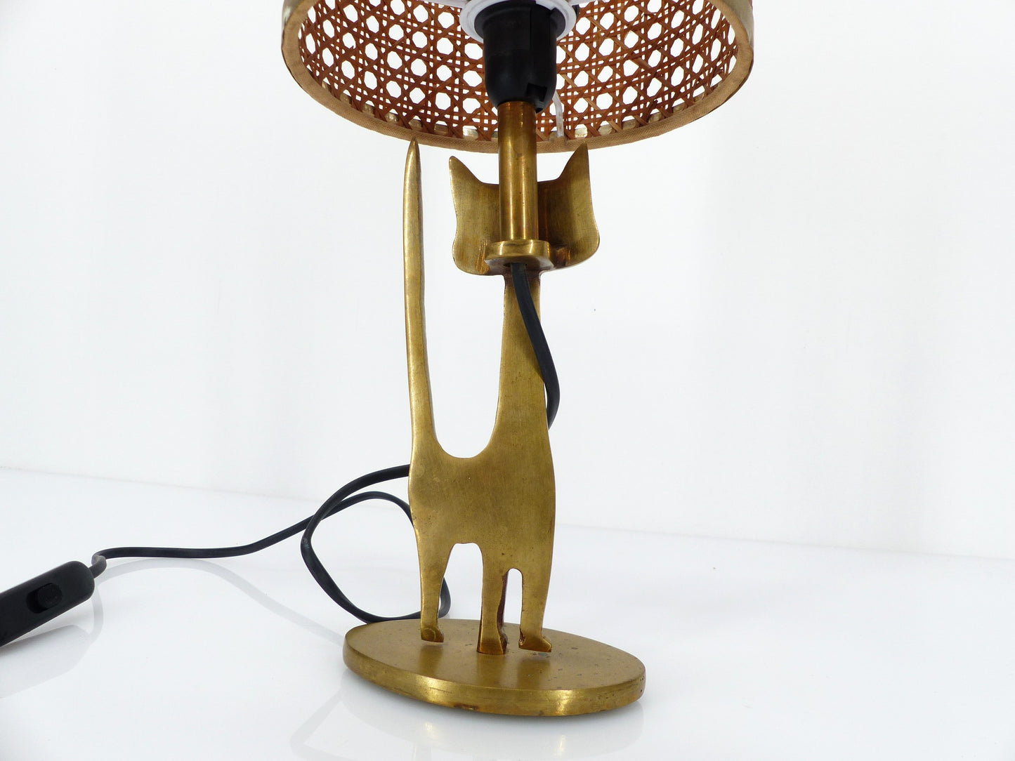 Lampe de table vintage chat en laiton doré et abat-jour en cannage