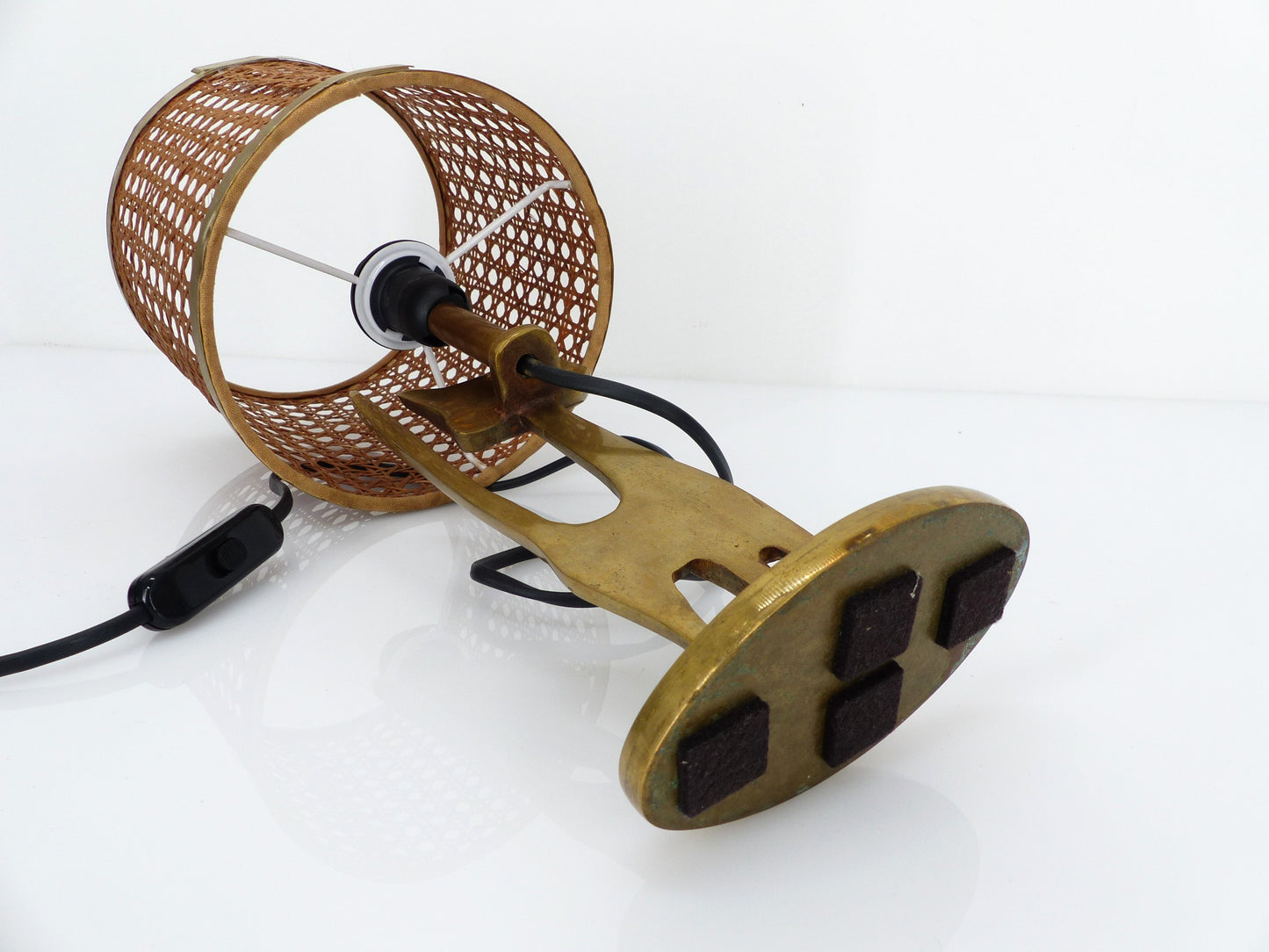 Lampe de table vintage chat en laiton doré et abat-jour en cannage