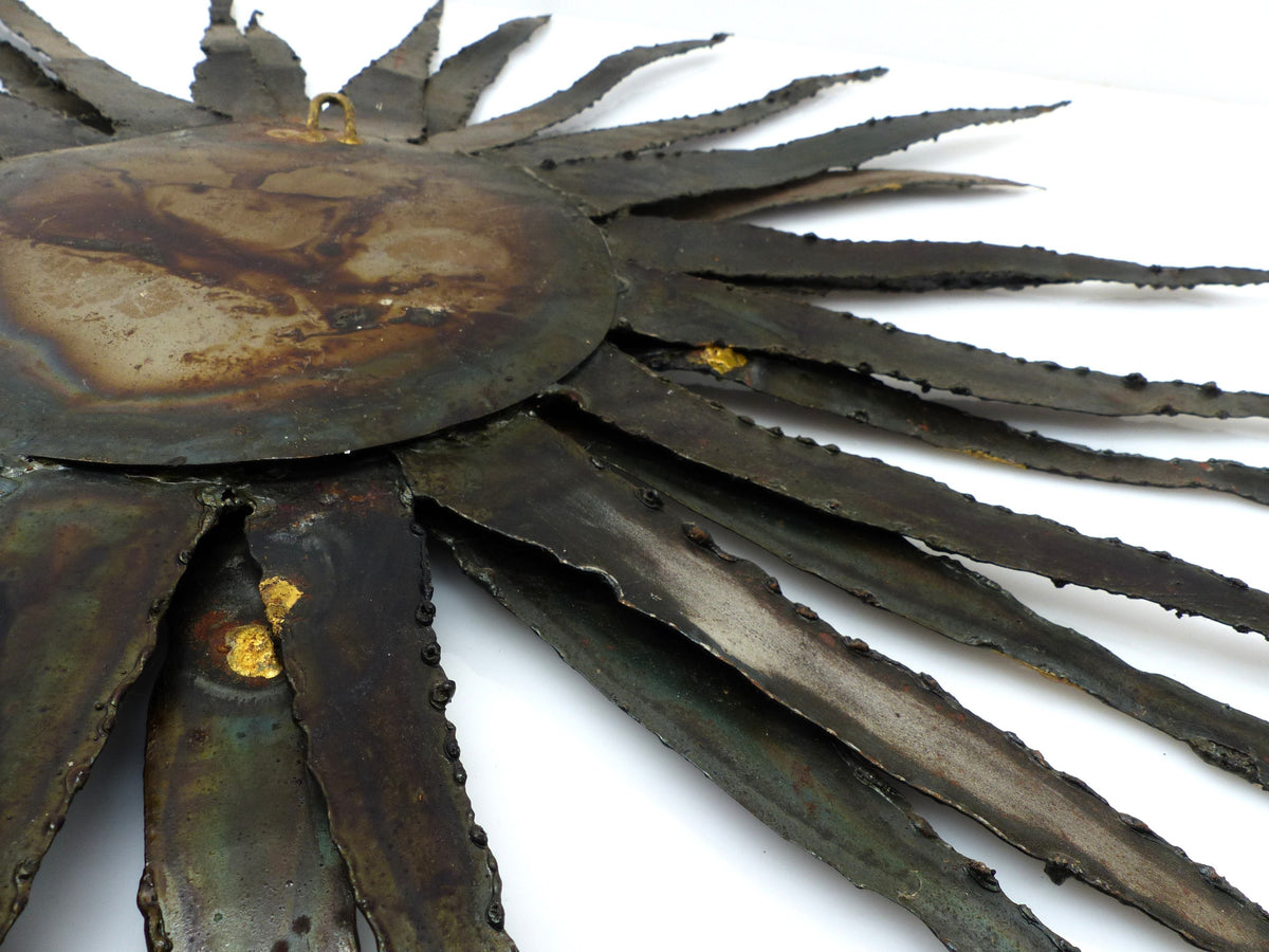 Large brutalist sunburst mirror in patinated metal with gold-toned accents – europe, circa 1970