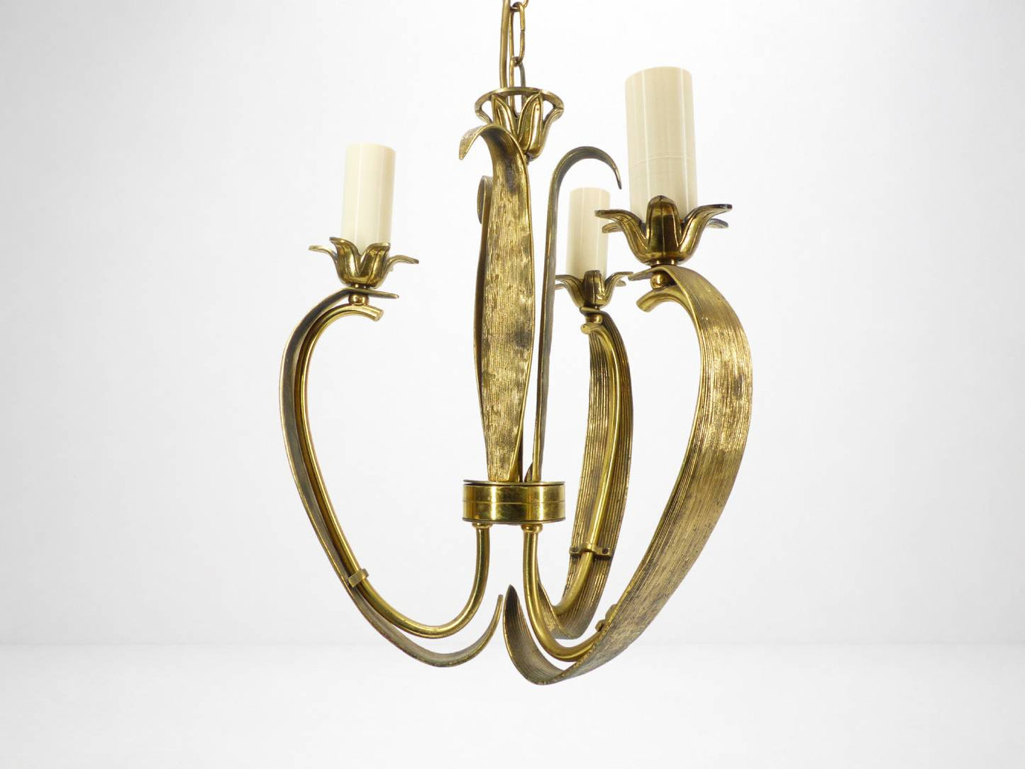 Lustre à 3 bras en laiton doré, motifs feuillages et volutes, style Art Déco, circa 1950