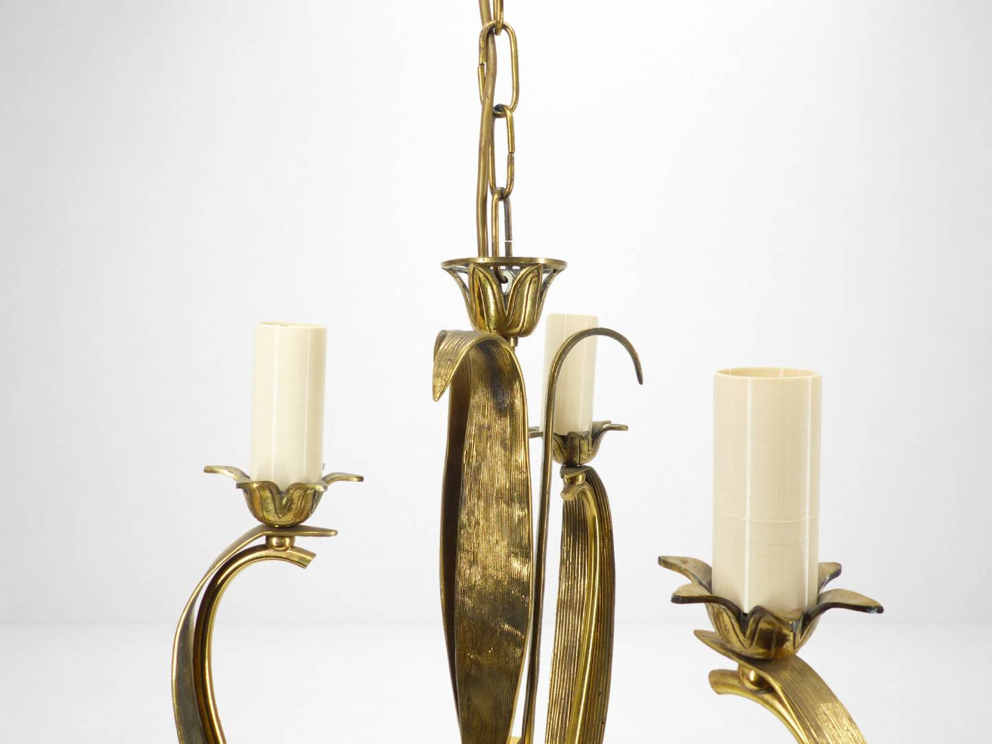 Lustre à 3 bras en laiton doré, motifs feuillages et volutes, style Art Déco, circa 1950