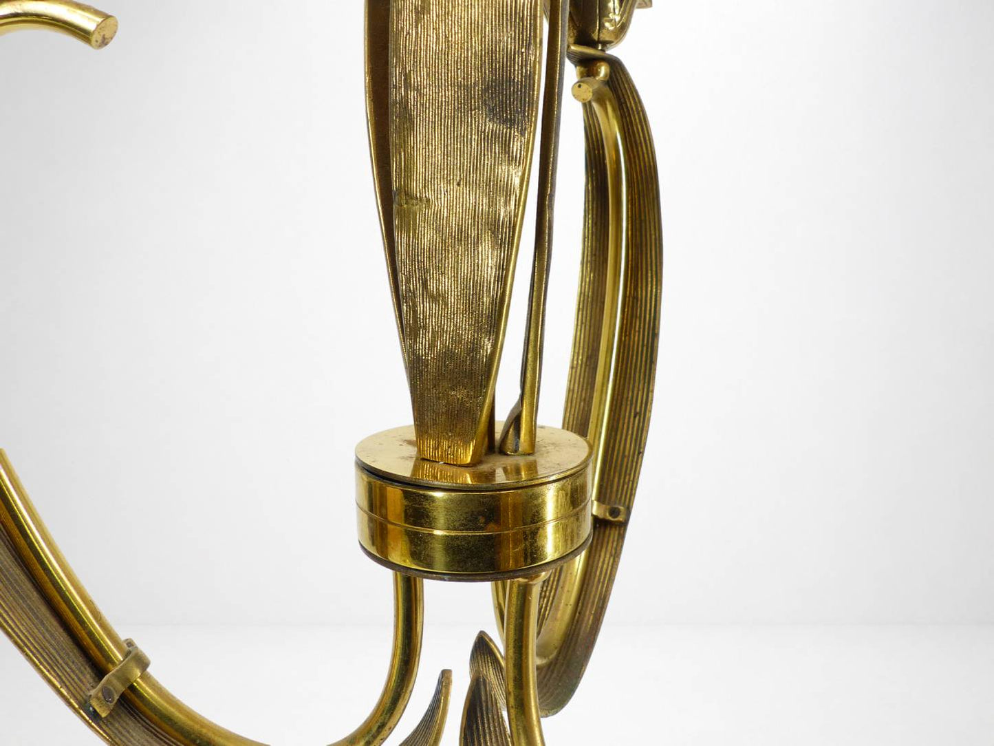 Lustre à 3 bras en laiton doré, motifs feuillages et volutes, style Art Déco, circa 1950