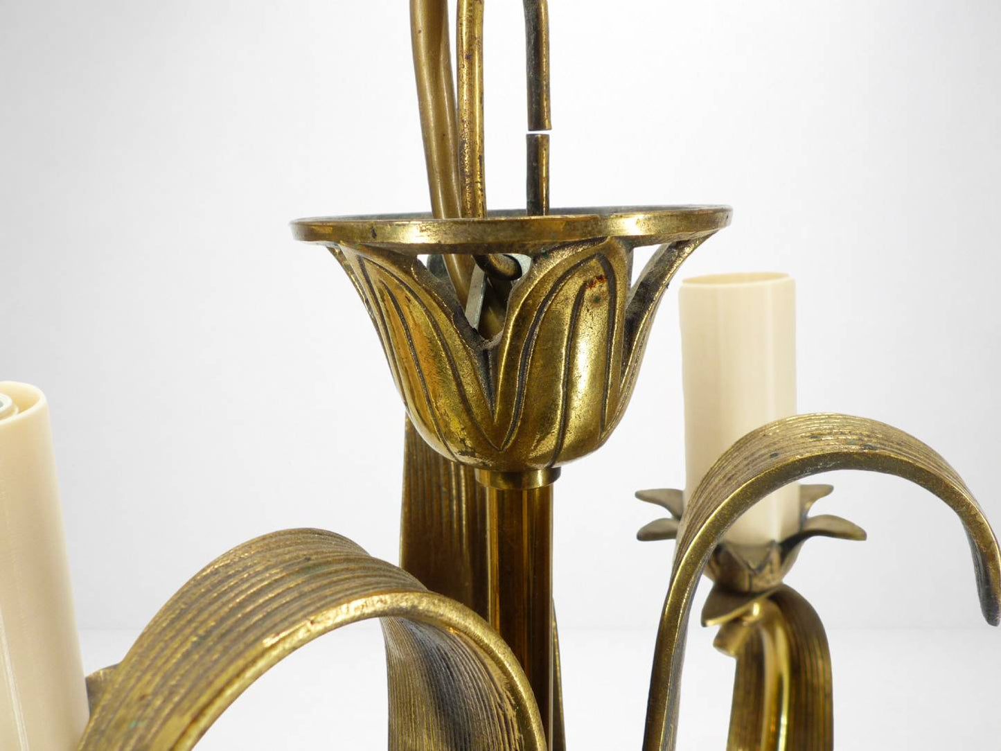 Lustre à 3 bras en laiton doré, motifs feuillages et volutes, style Art Déco, circa 1950