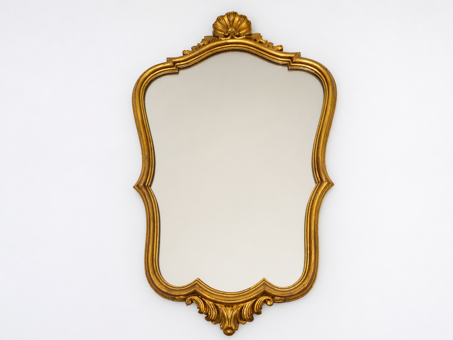 Miroir mural en bois doré de style Louis XV à décor rocaille et coquille, production circa 1960