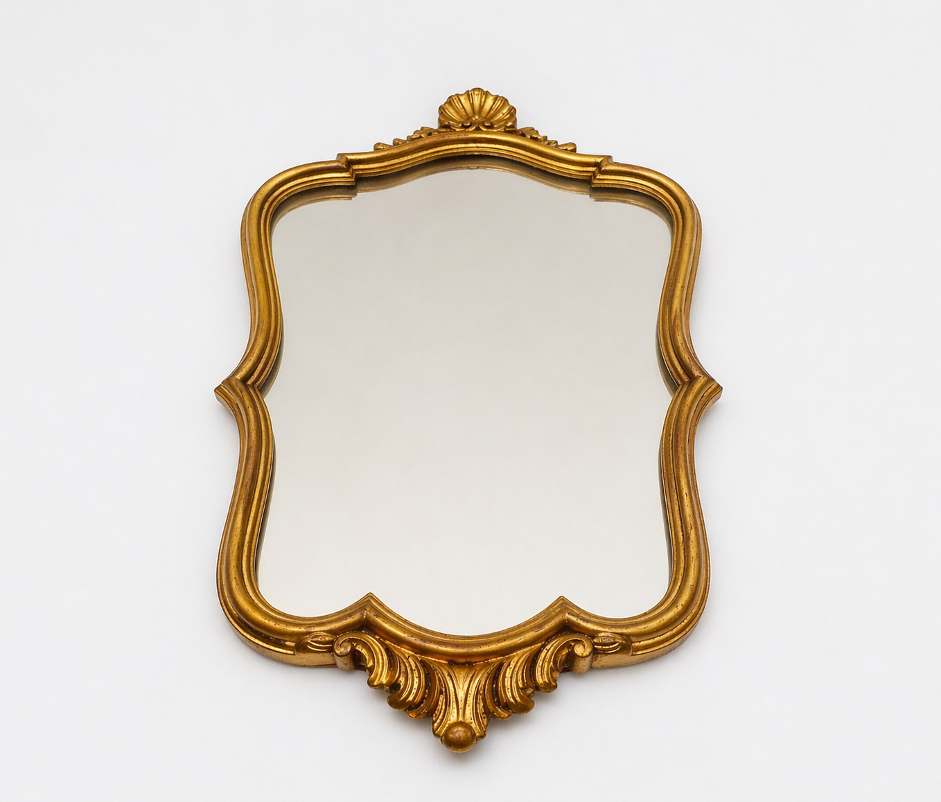Miroir mural en bois doré style Louis XV, décor rocaille à coquille, circa 1960