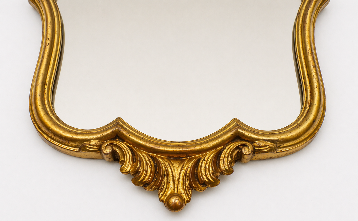Miroir mural en bois doré style Louis XV, décor rocaille à coquille, circa 1960