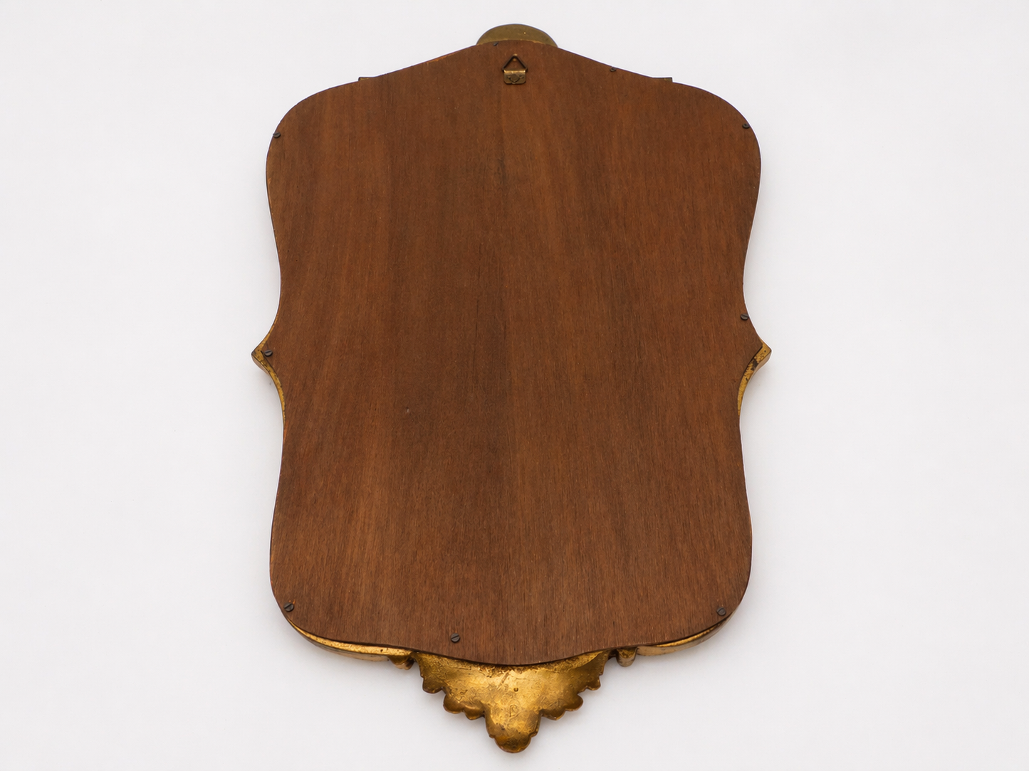 Miroir mural en bois doré style Louis XV, décor rocaille à coquille, circa 1960