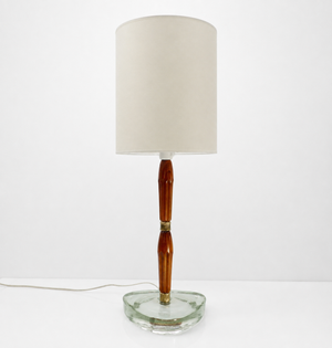 Lampe de table scandinave en verre aqua, bois et laiton – attribuée à Nybro Armaturfabrik, Suède, années 1960