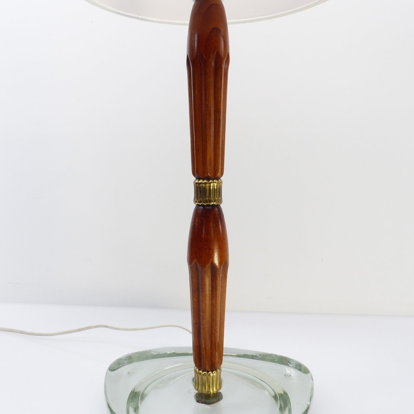 Lampe de table scandinave en verre aqua, bois et laiton – attribuée à Nybro Armaturfabrik, Suède, années 1960