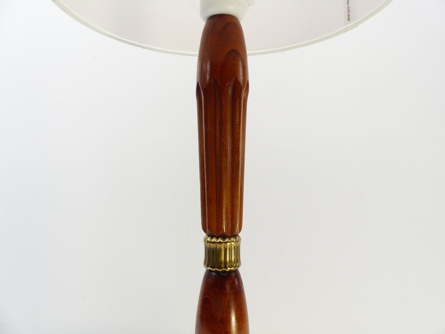Lampe de table scandinave en verre aqua, bois et laiton – attribuée à Nybro Armaturfabrik, Suède, années 1960