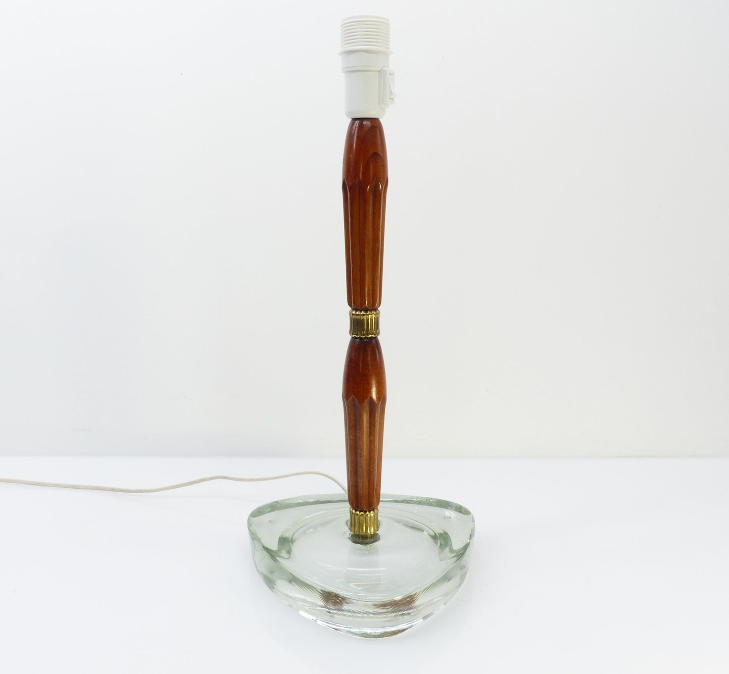 Lampe de table scandinave en verre aqua, bois et laiton – attribuée à Nybro Armaturfabrik, Suède, années 1960