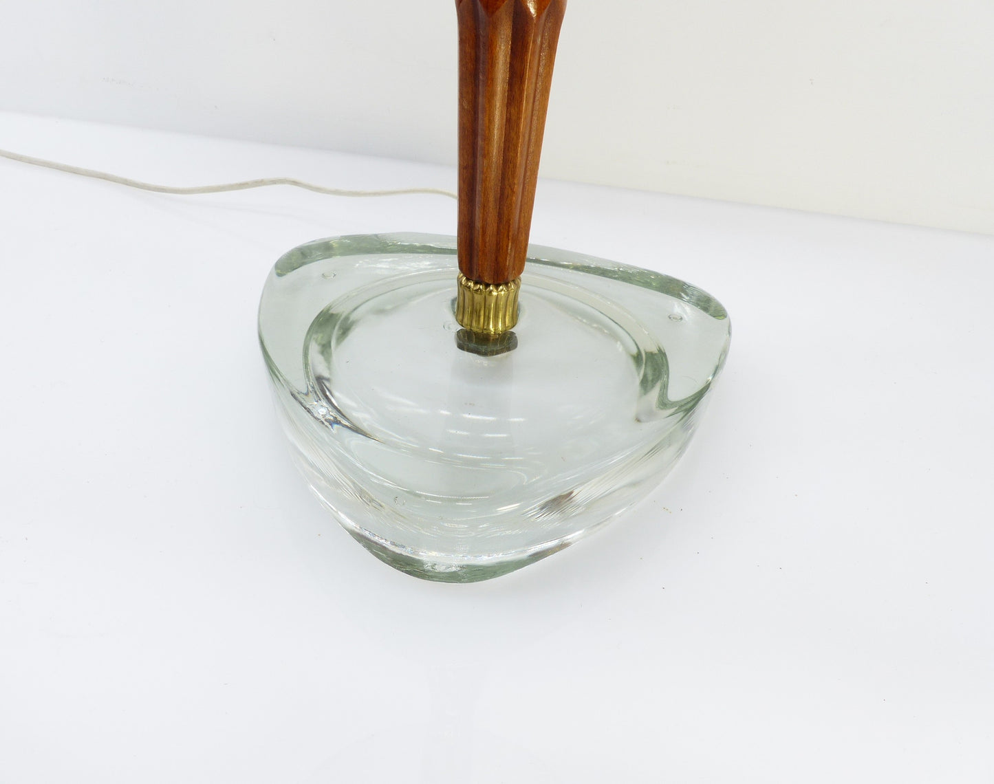Lampe de table scandinave en verre aqua, bois et laiton – attribuée à Nybro Armaturfabrik, Suède, années 1960