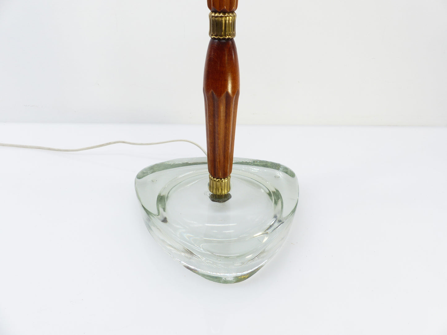 Lampe de table scandinave en verre aqua, bois et laiton – attribuée à Nybro Armaturfabrik, Suède, années 1960