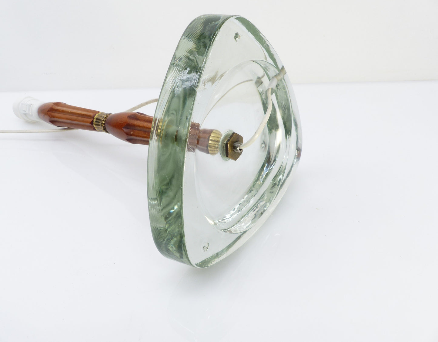 Lampe de table scandinave en verre aqua, bois et laiton – attribuée à Nybro Armaturfabrik, Suède, années 1960