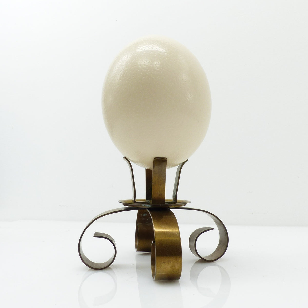 Véritable œuf d’autruche sur socle vintage en laiton Ystad Metall