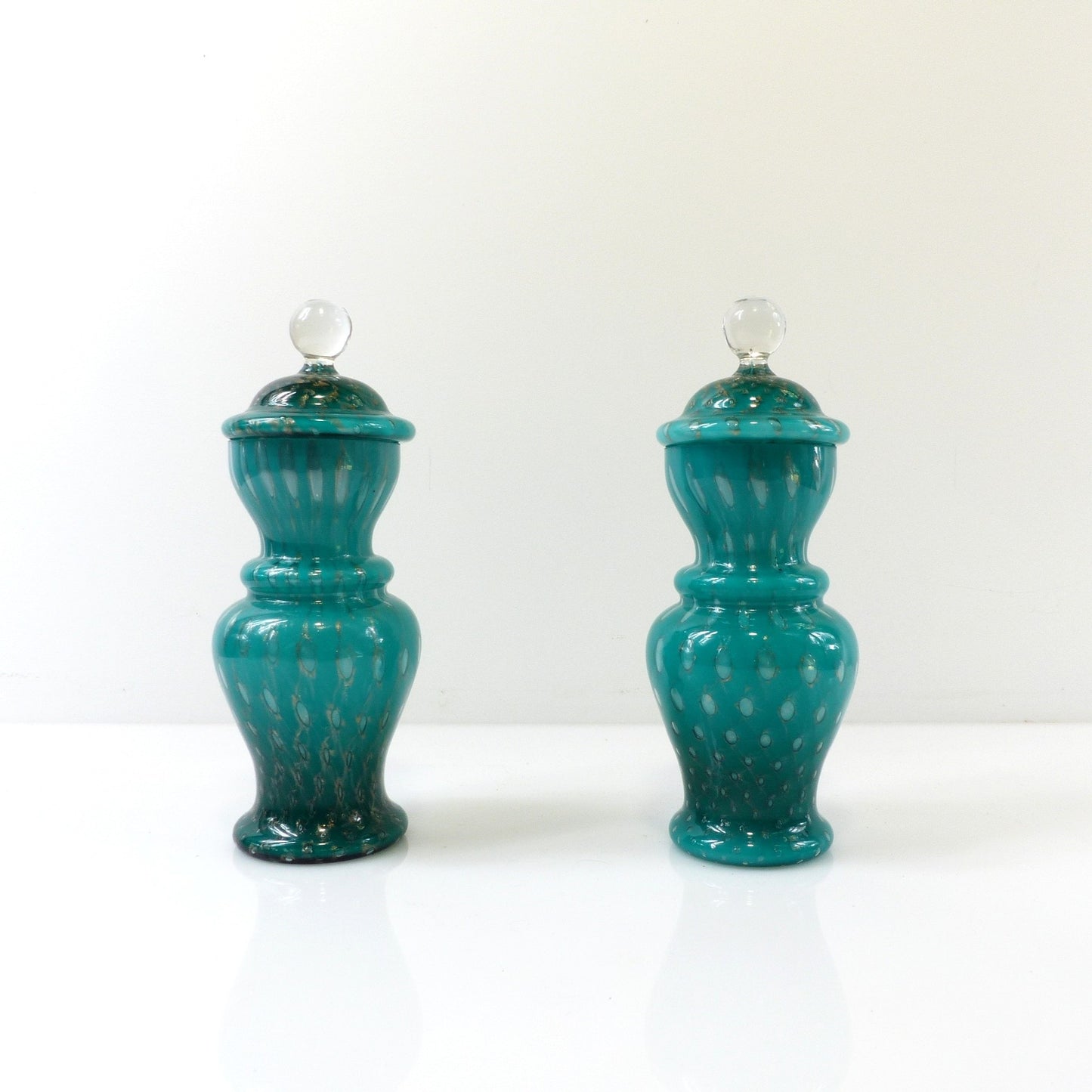 Paire de pots Murano attribués en verre turquoise et aventurine