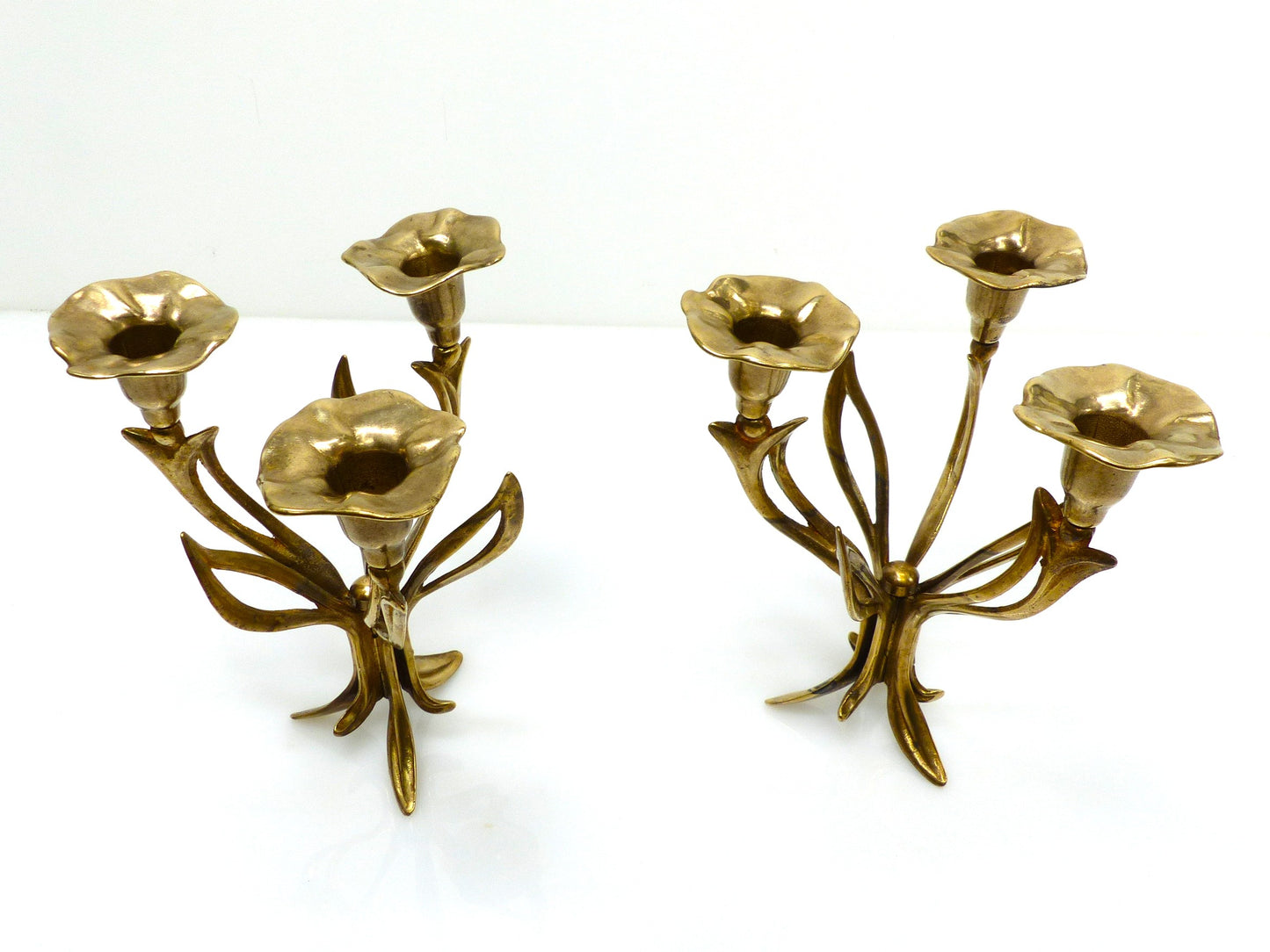 Paire de chandeliers tripodes à trois feux en laiton doré, décor floral organique, Europe circa 1960–1970