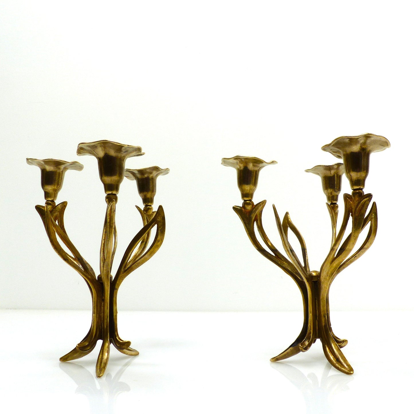 Paire de chandeliers tripodes à trois feux en laiton, décor floral organique, circa 1960–1970