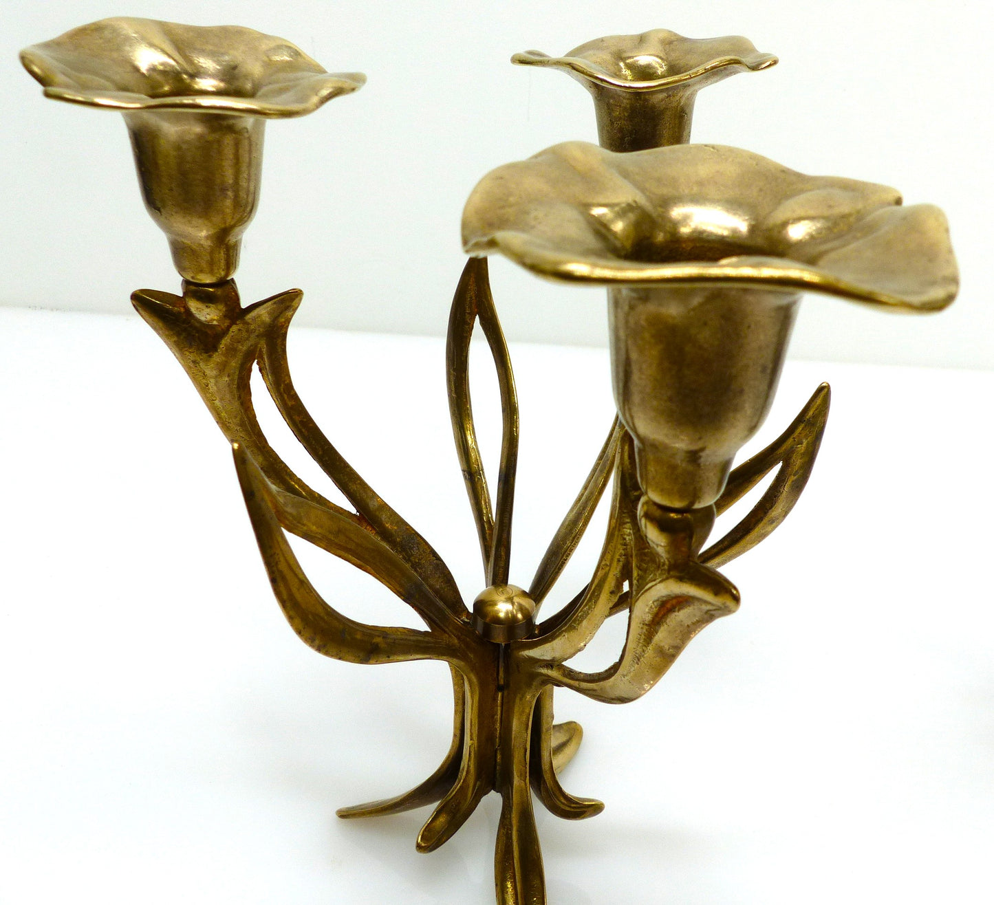 Paire de chandeliers tripodes à trois feux en laiton, décor floral organique, circa 1960–1970