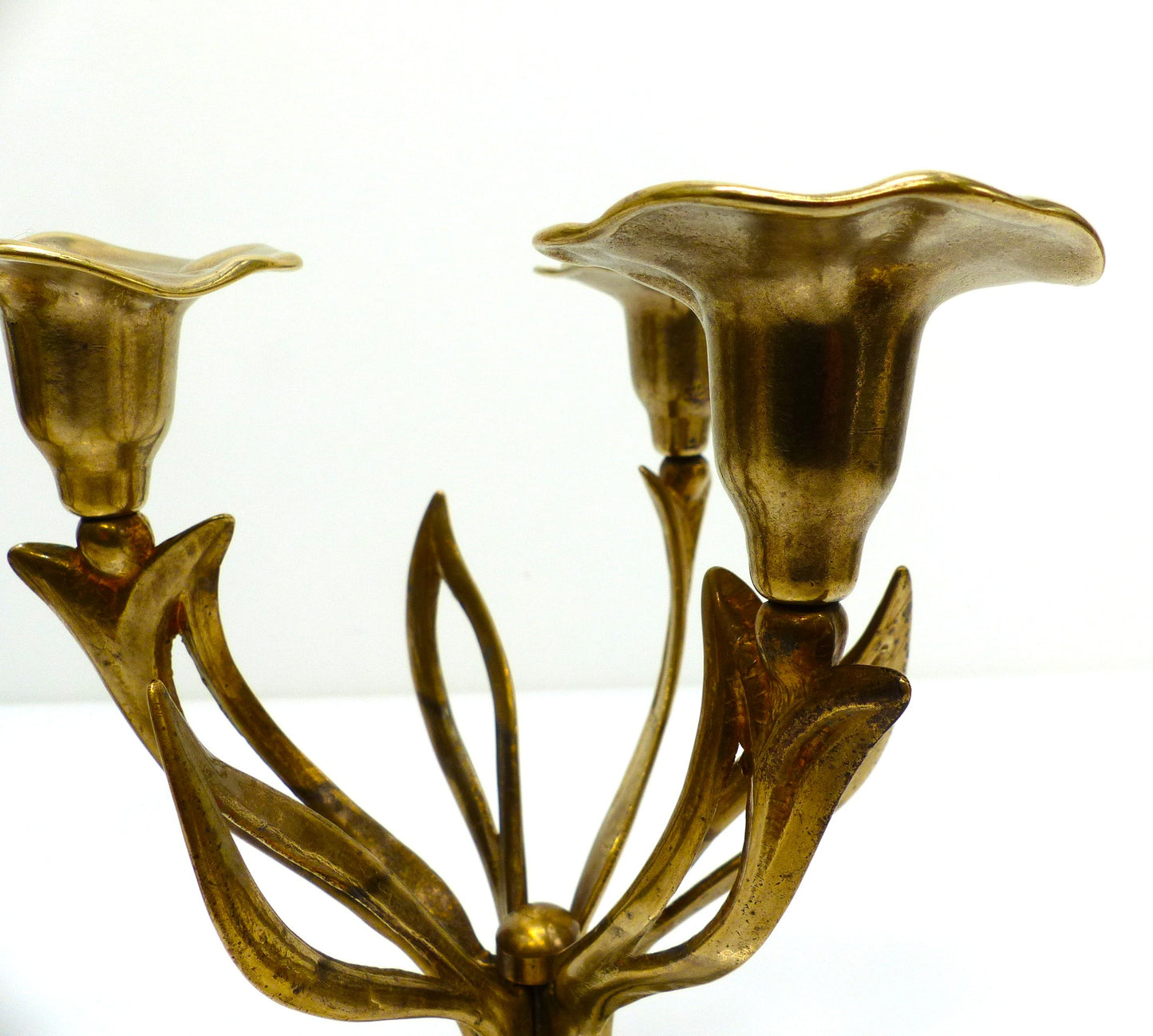 Paire de chandeliers tripodes à trois feux en laiton, décor floral organique, circa 1960–1970