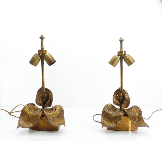 Paire de lampes florales brutalistes en laiton martelé, travail français des années 1970 / Pair of French organic brutalist brass table lamps, circa 1970