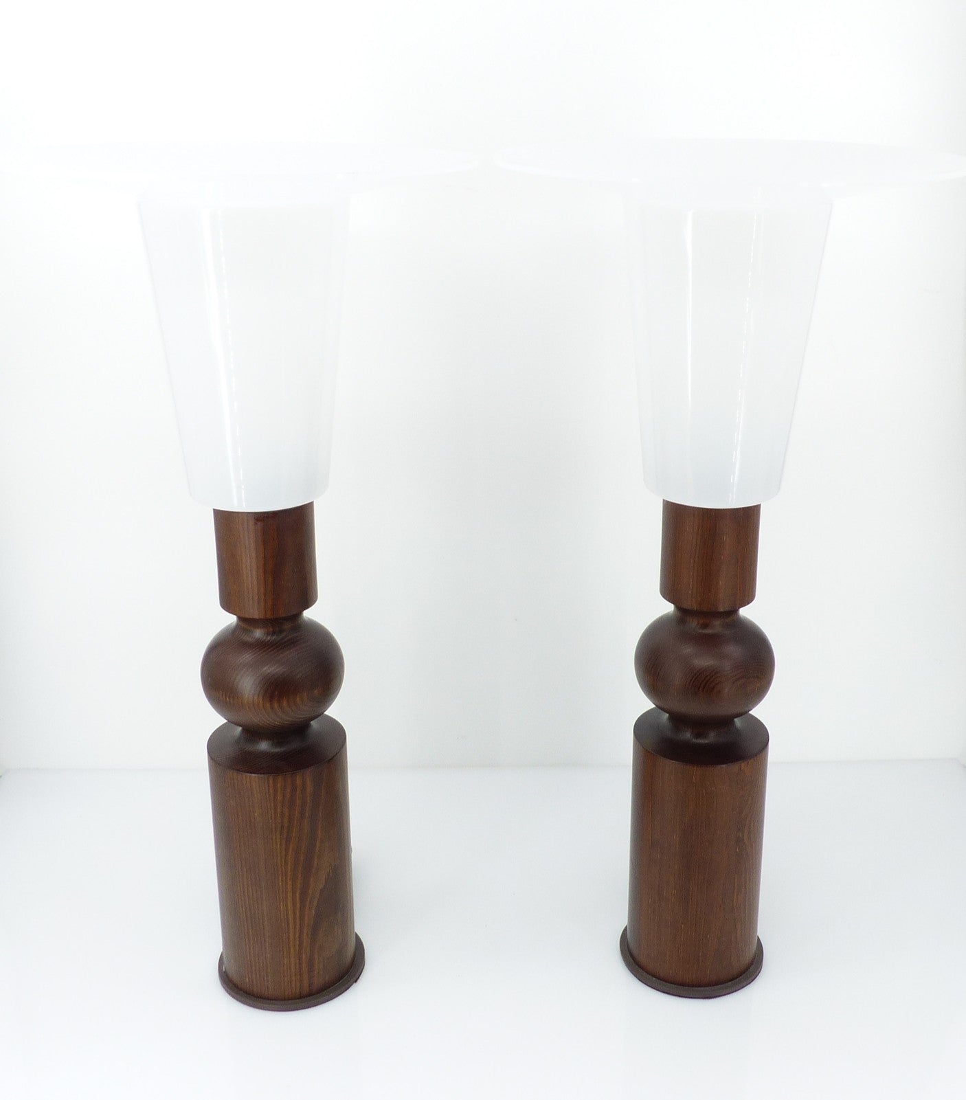 Paire de lampes de table scandinaves en pin par Uno Kristiansson pour Luxus, Suède, circa 1965