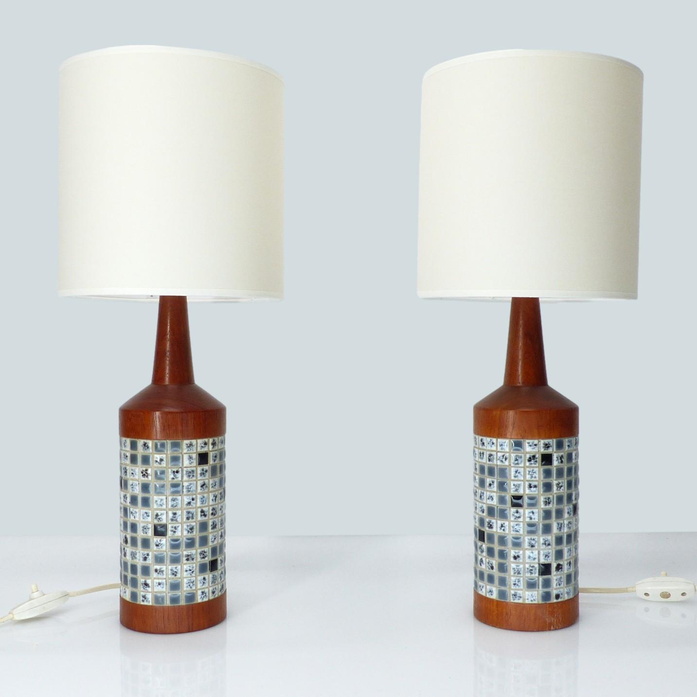 Paire de lampes scandinaves en teck avec bande en mosaïque de faïence bleue, circa 1960