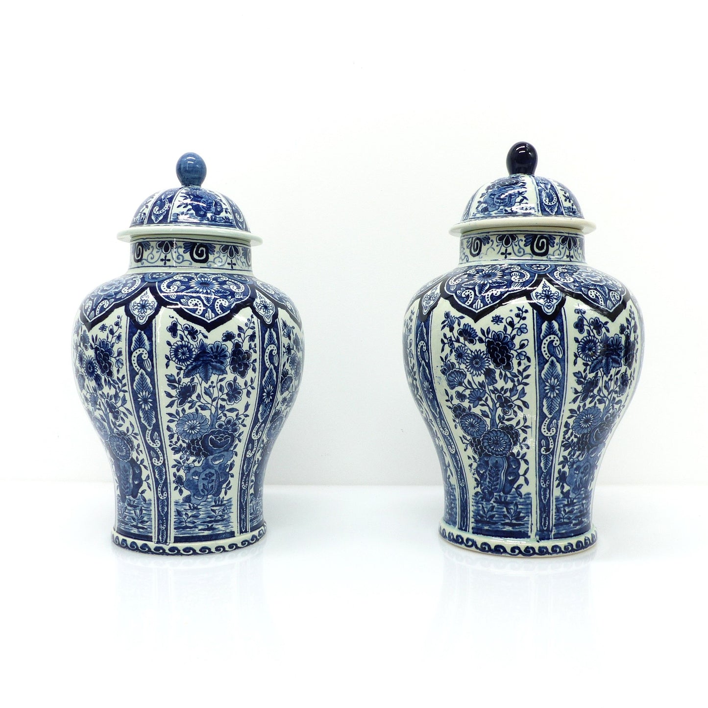 Paire de pots couverts en faïence bleu et blanc de style Delft, décor floral, Boch Frères et manufacture Delft, fin XIXe – début XXe siècle
