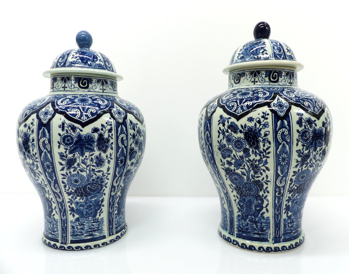 Grande paire de pots couverts Delft bleu et blanc, décor floral, esprit XVIIIe