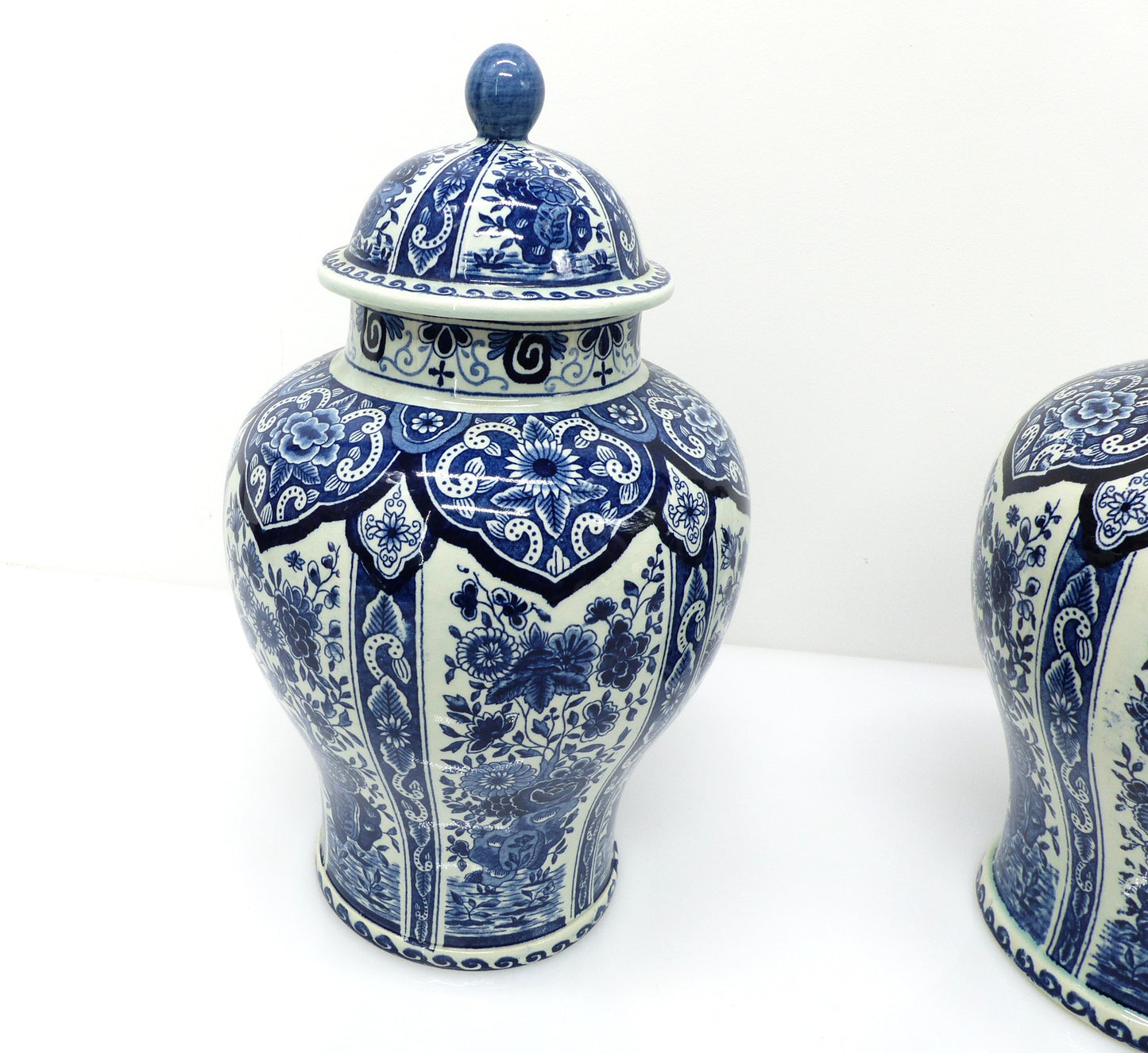 Grande paire de pots couverts Delft bleu et blanc, décor floral, esprit XVIIIe