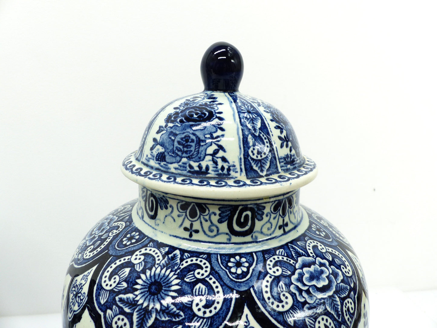 Grande paire de pots couverts Delft bleu et blanc, décor floral, esprit XVIIIe