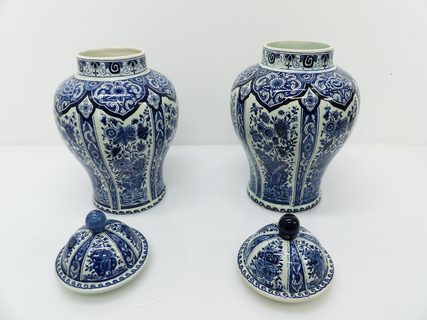 Grande paire de pots couverts Delft bleu et blanc, décor floral, esprit XVIIIe
