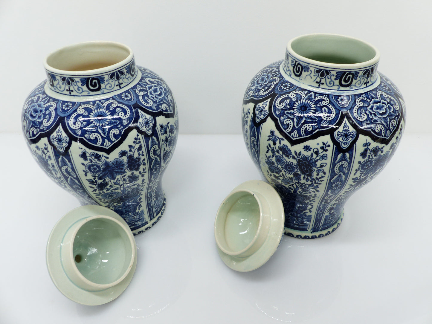 Grande paire de pots couverts Delft bleu et blanc, décor floral, esprit XVIIIe