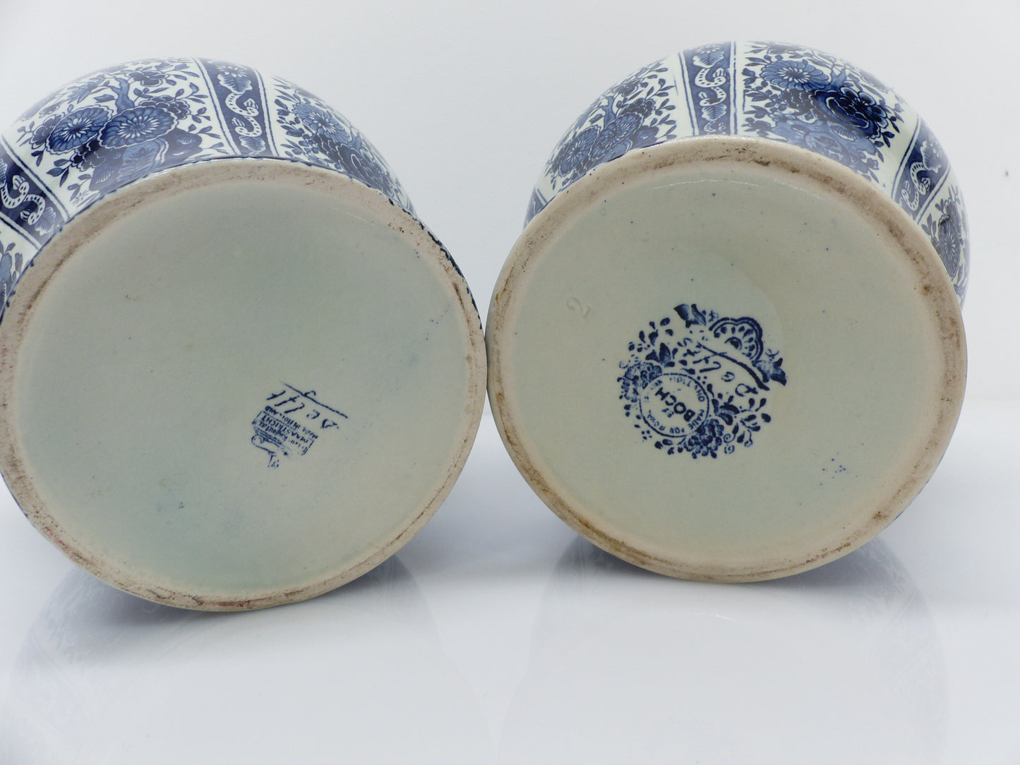 Grande paire de pots couverts Delft bleu et blanc, décor floral, esprit XVIIIe