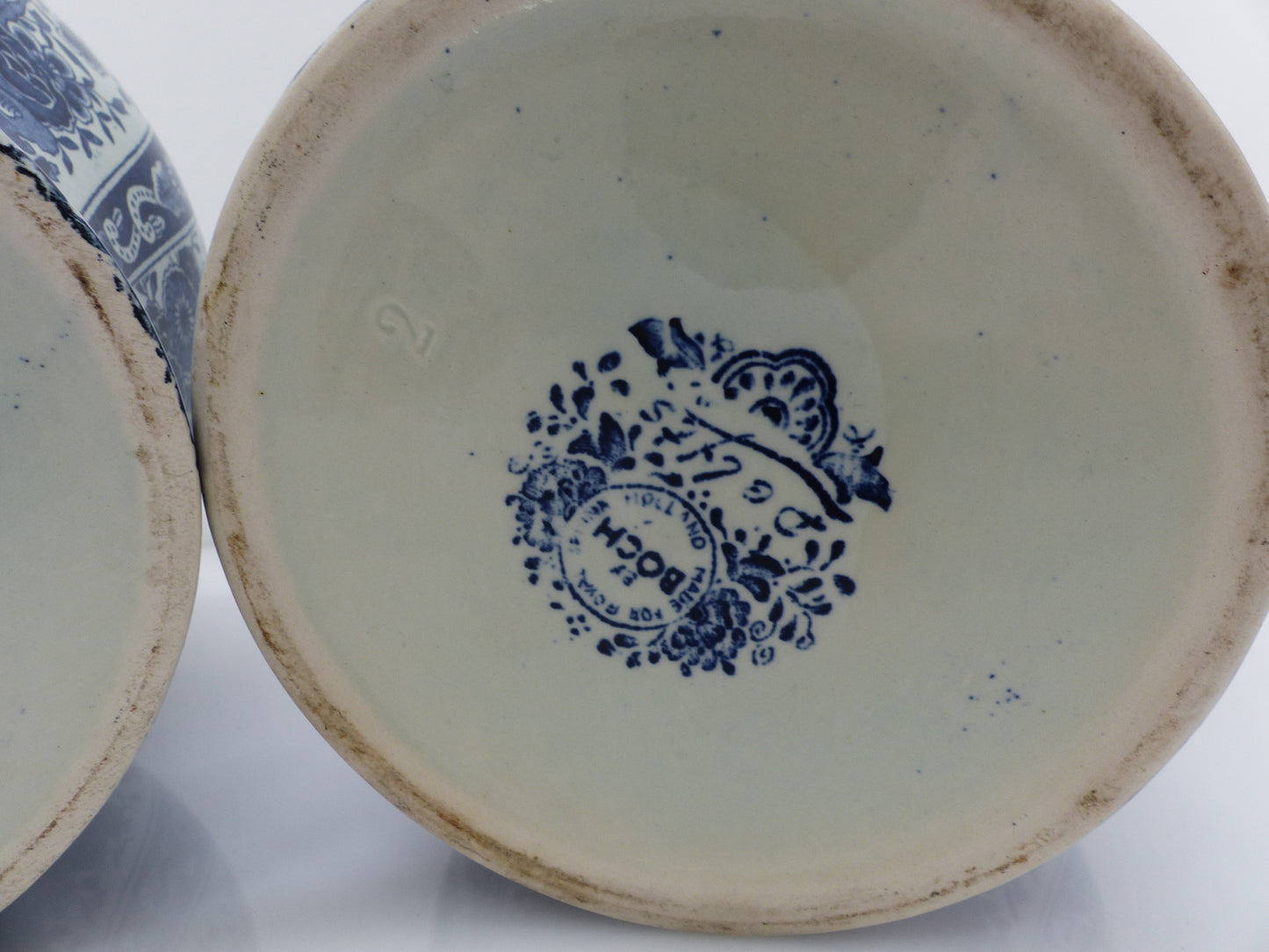 Grande paire de pots couverts Delft bleu et blanc, décor floral, esprit XVIIIe