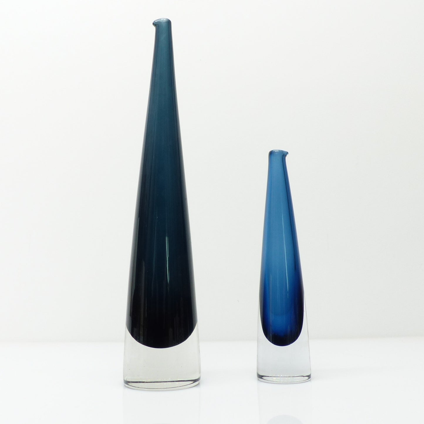 Paire de vases Jääpuikko en verre bleu par Timo Sarpaneva pour Iittala, Finlande, 1958-1966 / Pair of Jääpuikko blue glass vases by Timo Sarpaneva for Iittala, Finland, 1958-1966
