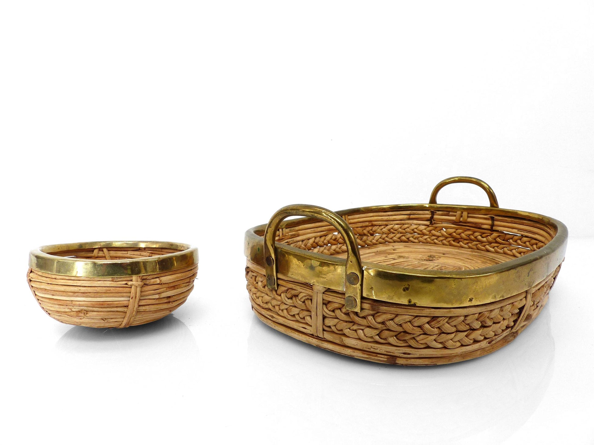 Panier et bol en rotin et laiton dans le goût de Gabriella Crespi, Italie, circa 1960-1970