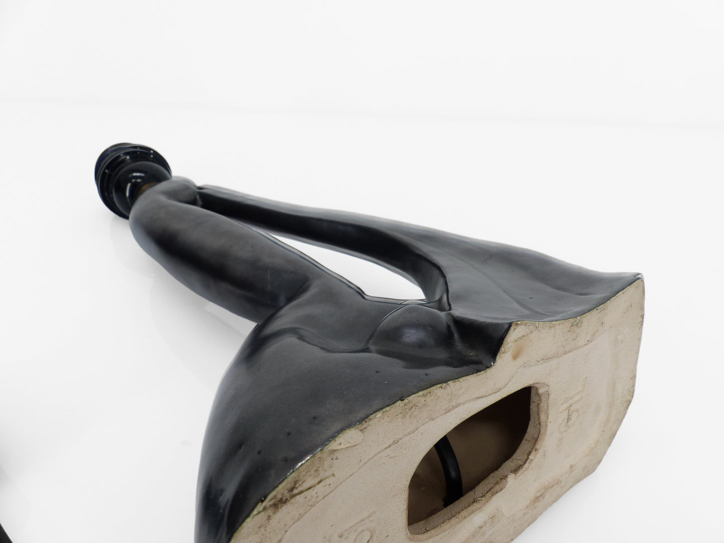 Lampe sculpturale anthropomorphe en céramique noire par Gil Agnoloni, Italie, 1950