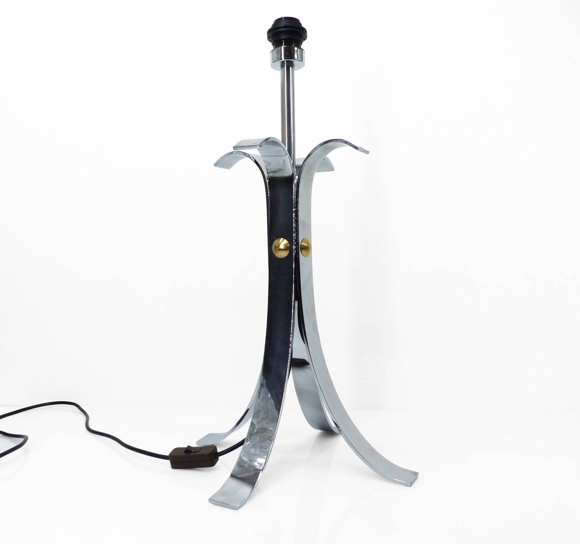Pied de lampe quadripode en chrome style Space Age circa 1970, base sculpturale design seventies / Chrome quadripod lamp base space age style circa 1970 sculptural seventies design