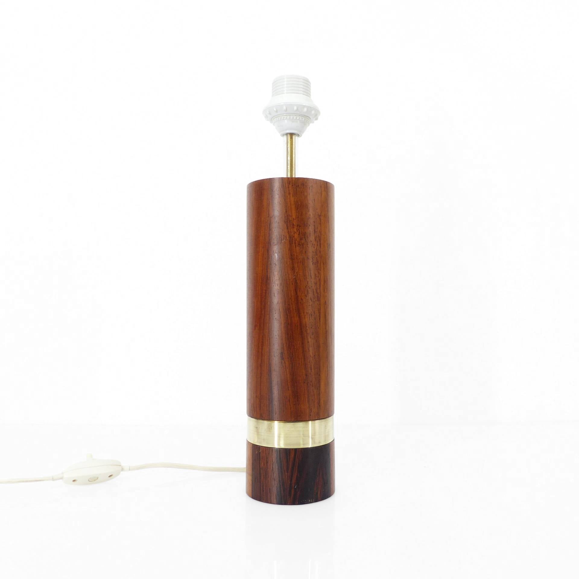 Pied de lampe scandinave en bois exotique et laiton, circa 1970