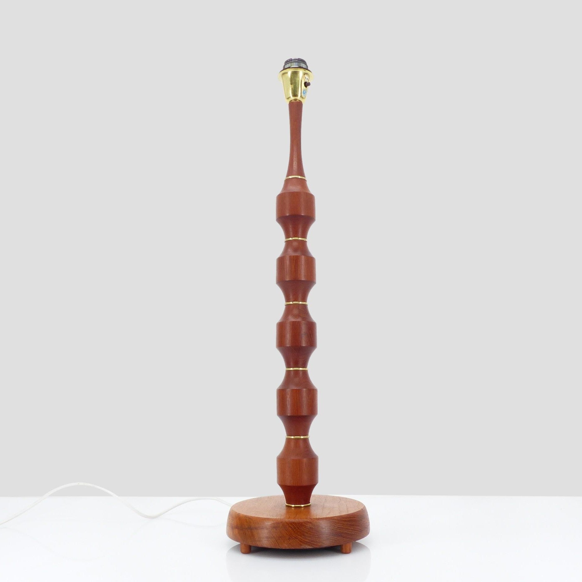 Pied de lampe scandinave en teck tourné avec détails en laiton, Möllers Armaturfabrik, circa 1960