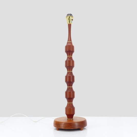 Pied de lampe scandinave en teck tourné avec détails en laiton, Möllers Armaturfabrik, circa 1960