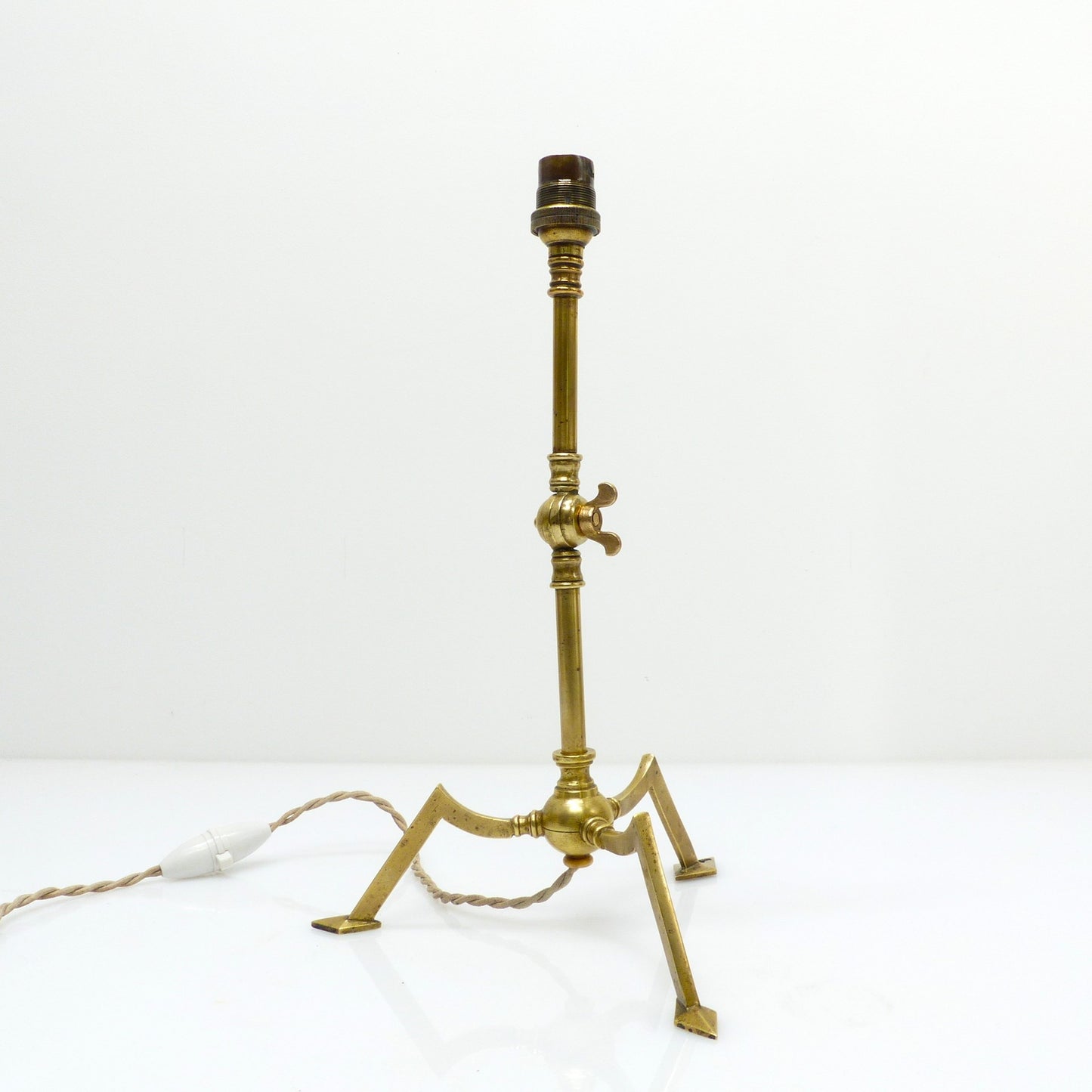 Pied de lampe tripode articulé en laiton style Arts and Crafts circa 1900 adjustable brass tripod lamp Arts Crafts style early 20th century
