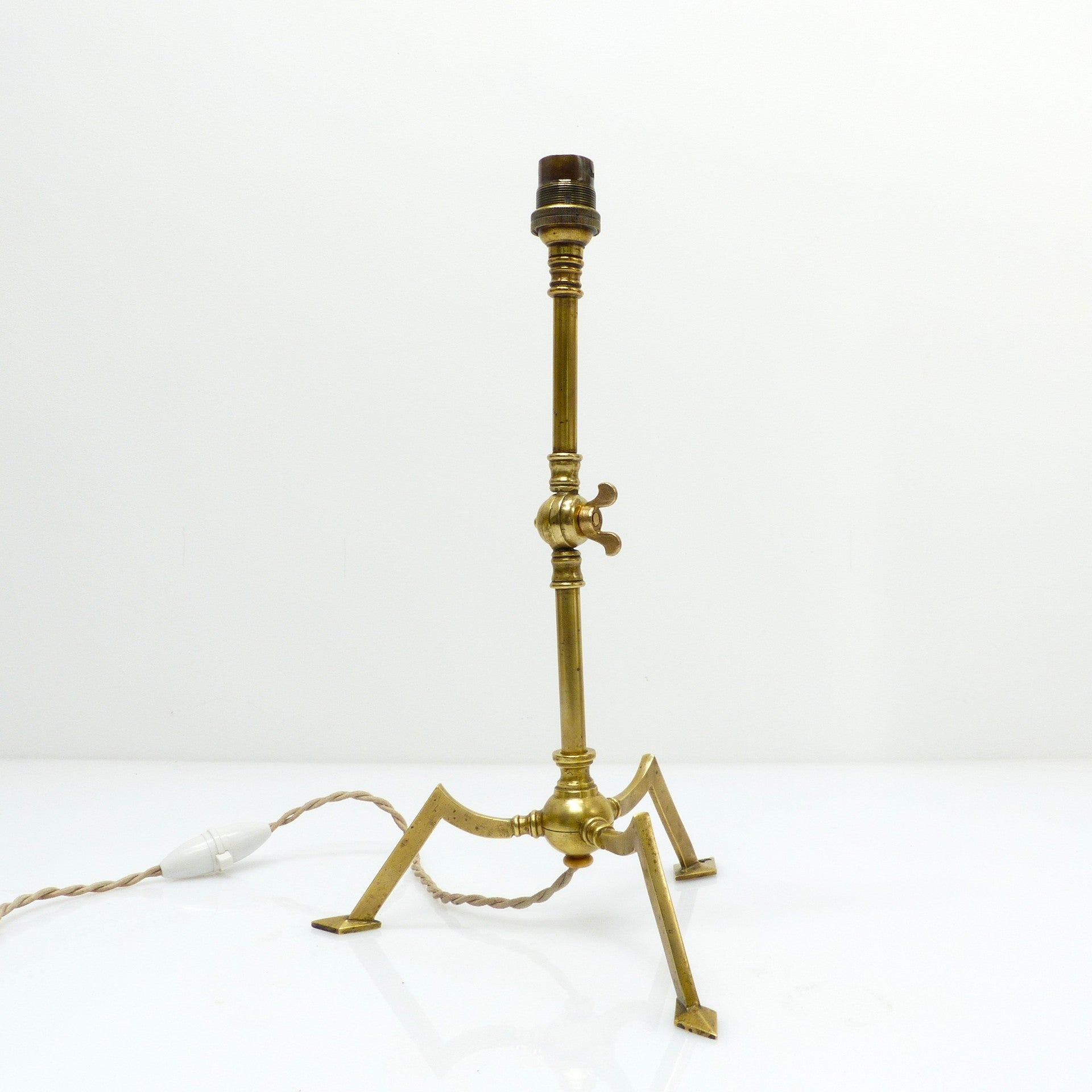 Pied de lampe tripode articulé en laiton style Arts and Crafts circa 1900 adjustable brass tripod lamp Arts Crafts style early 20th century