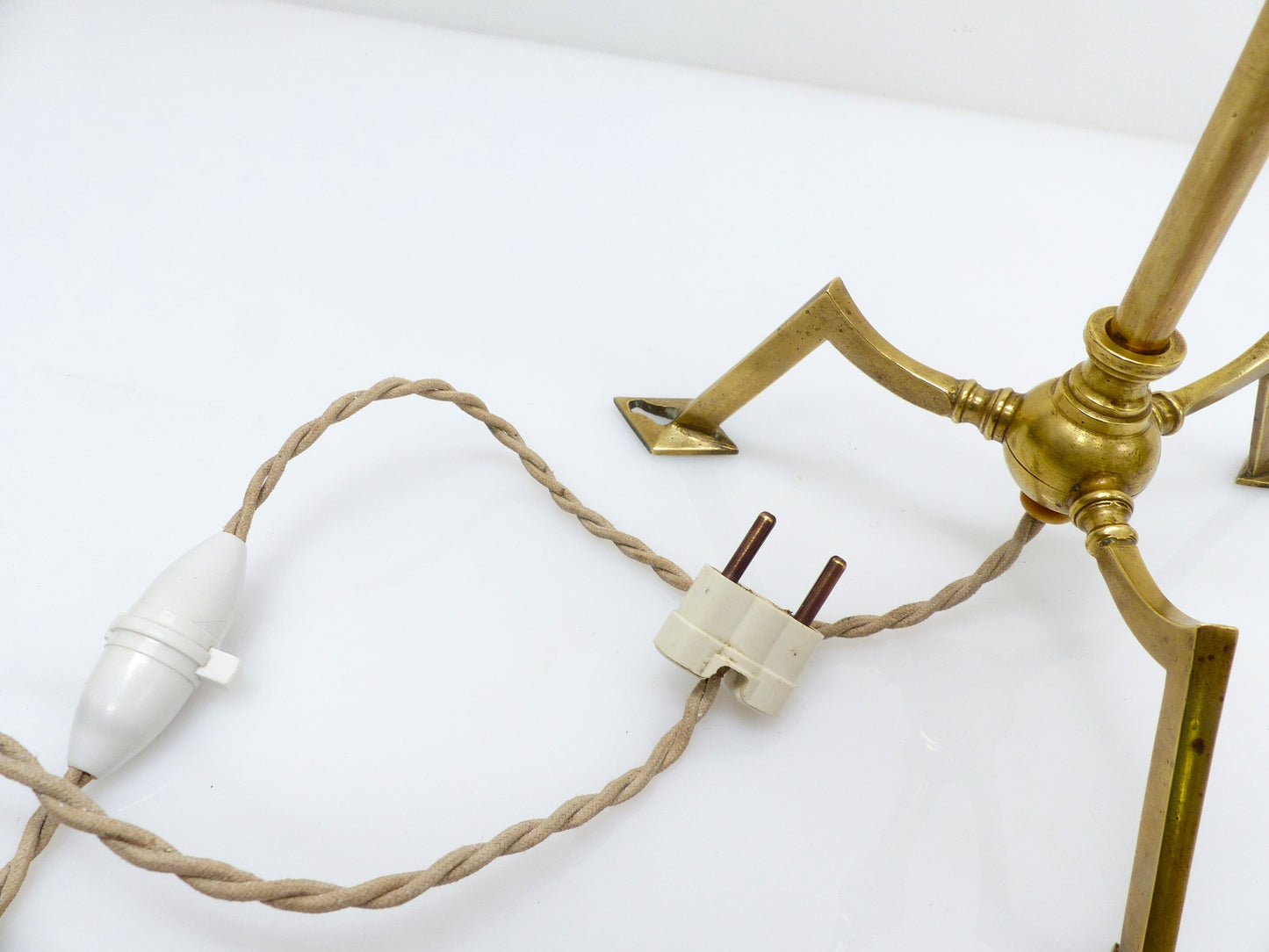 Pied de lampe tripode articulé en laiton style Arts & Crafts, dans le goût de W.A.S. Benson, circa 1900-1930