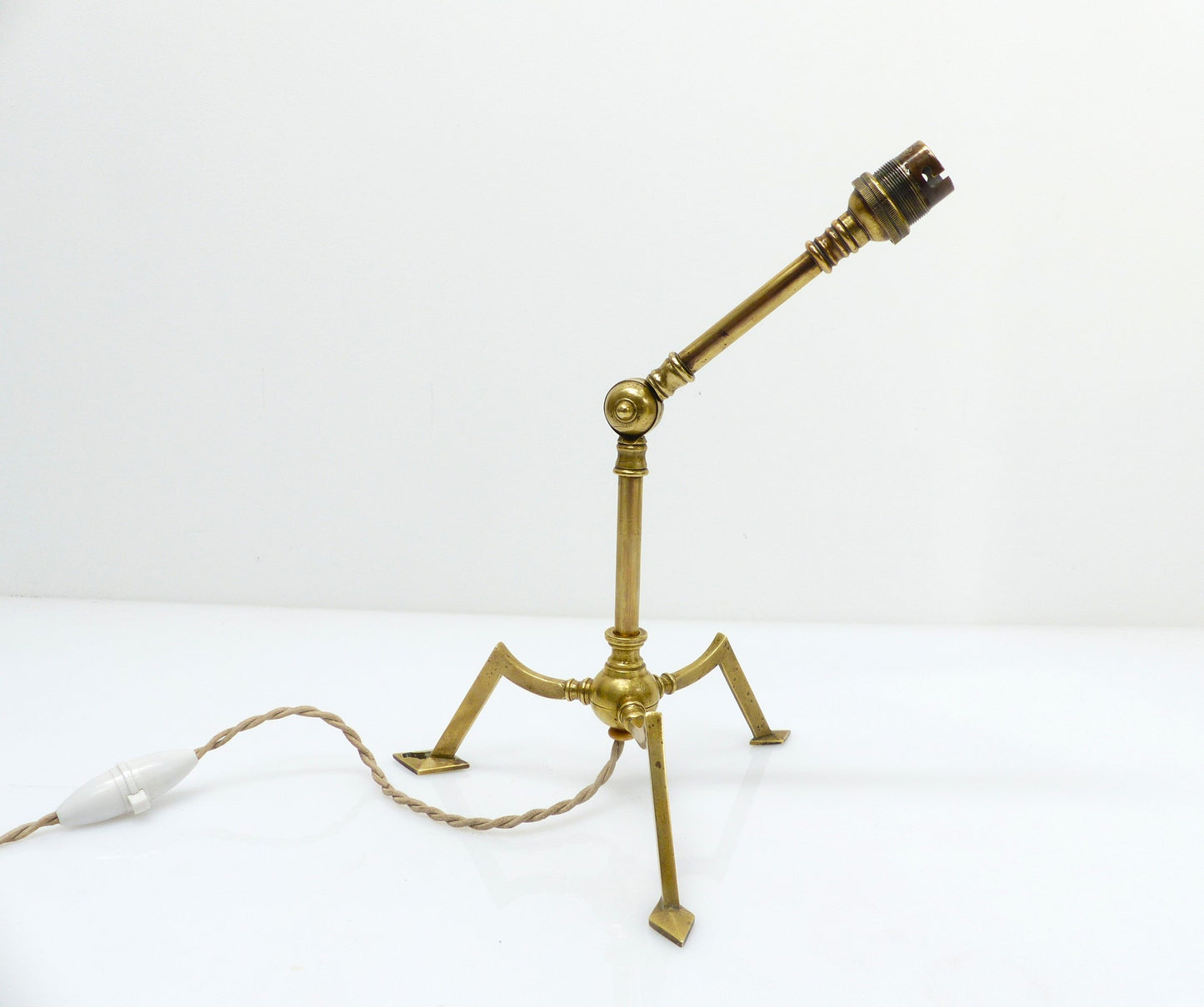 Pied de lampe tripode articulé en laiton style Arts & Crafts, dans le goût de W.A.S. Benson, circa 1900-1930