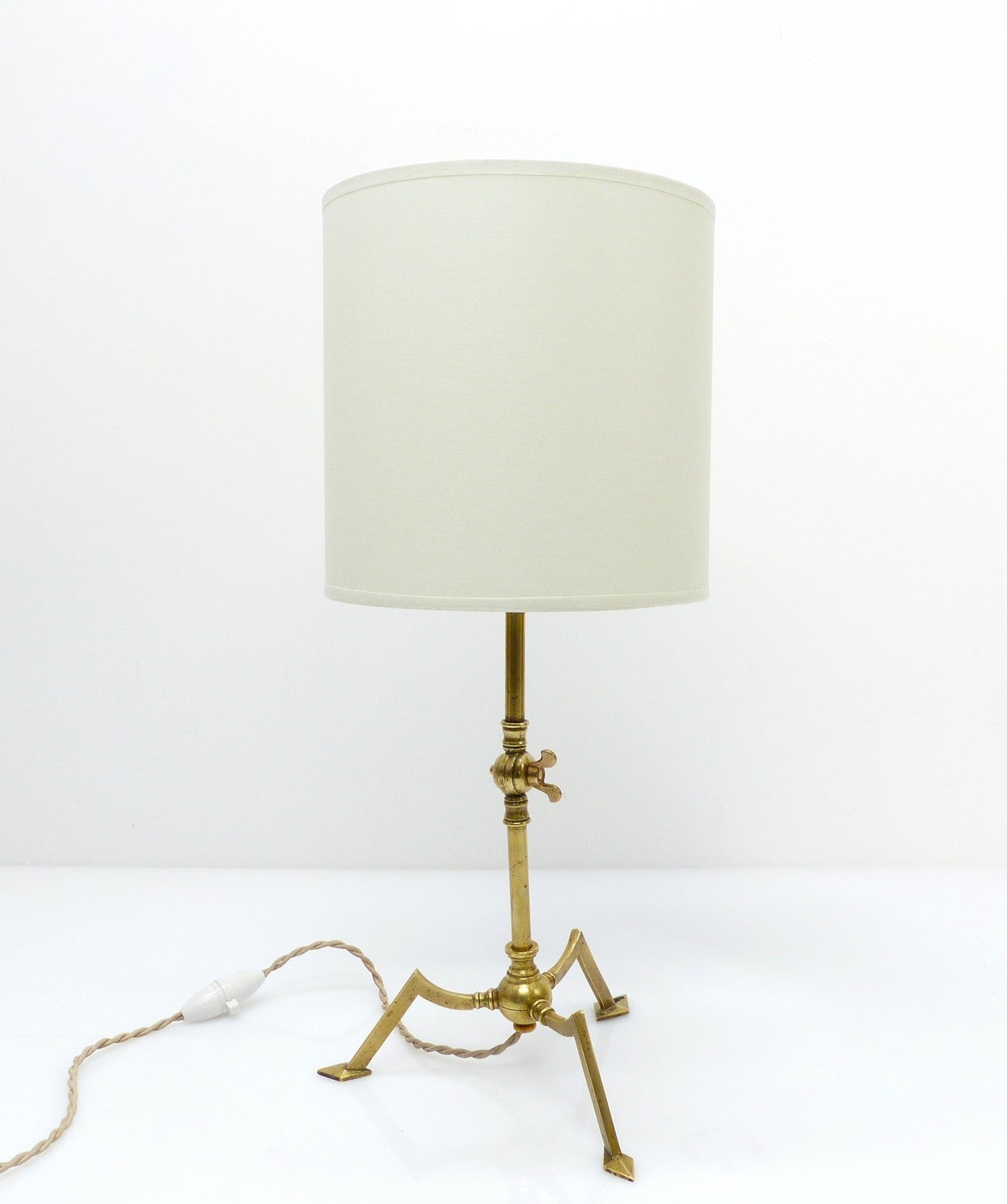 Pied de lampe tripode articulé en laiton style Arts & Crafts, dans le goût de W.A.S. Benson, circa 1900-1930