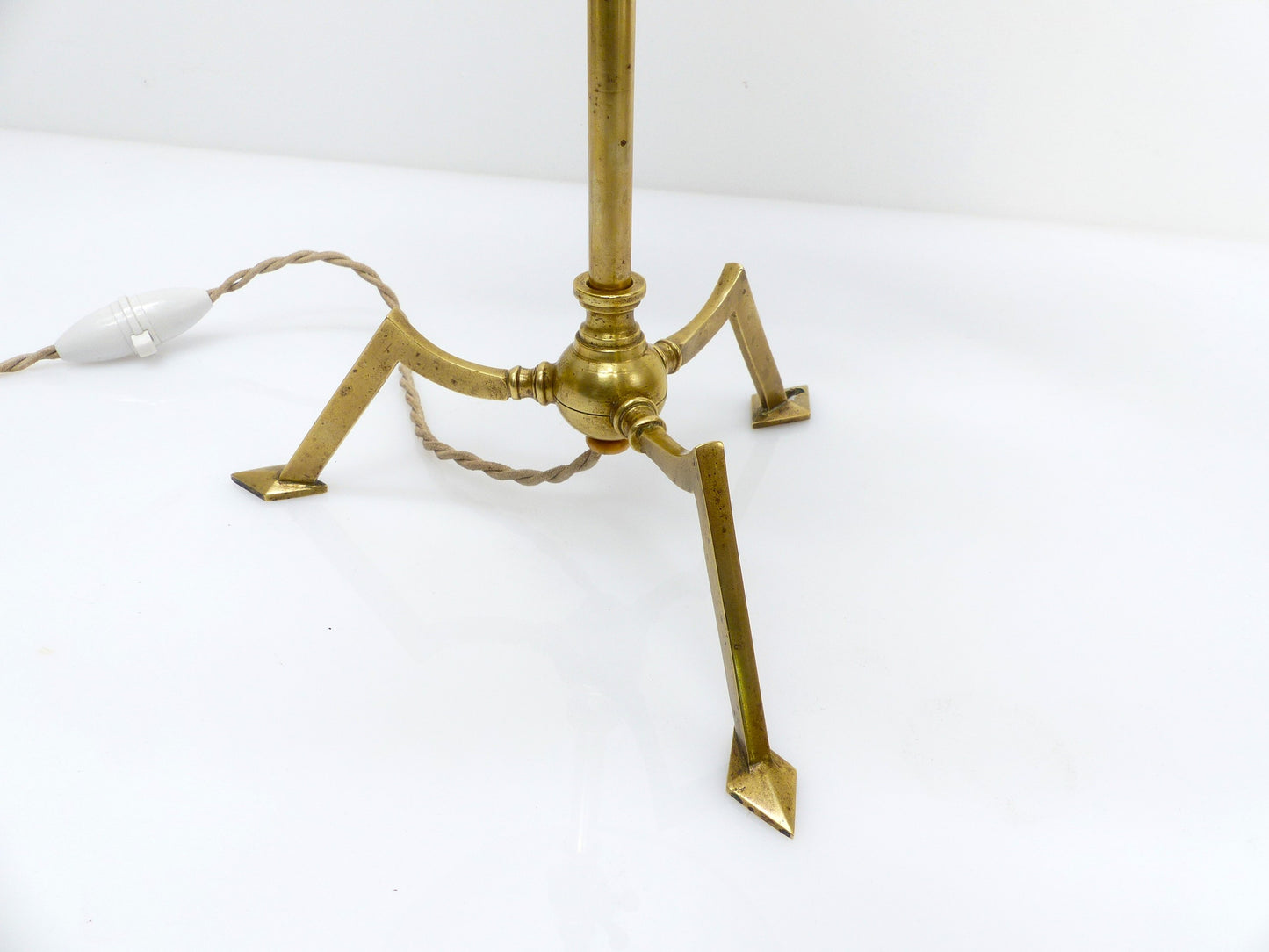 Pied de lampe tripode articulé en laiton style Arts & Crafts, dans le goût de W.A.S. Benson, circa 1900-1930