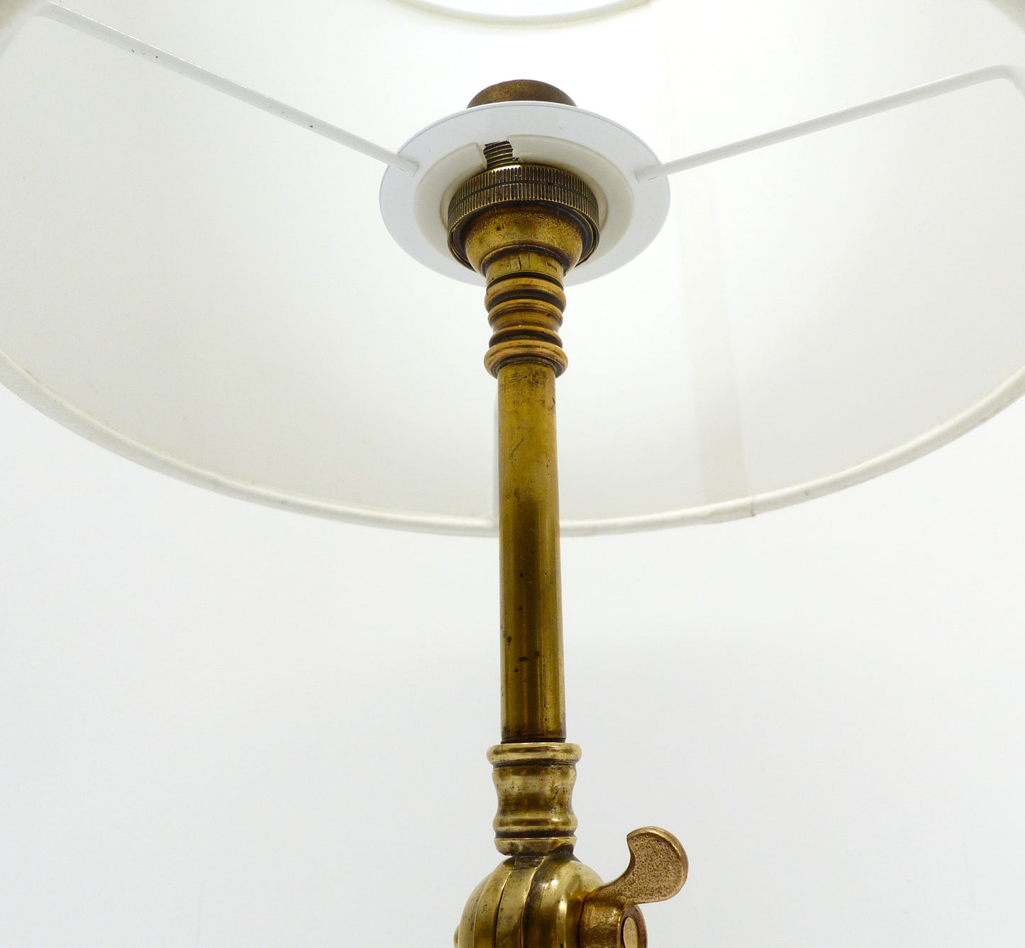 Pied de lampe tripode articulé en laiton style Arts & Crafts, dans le goût de W.A.S. Benson, circa 1900-1930